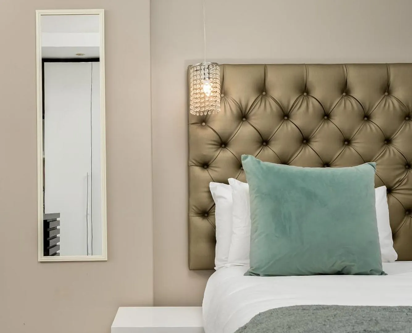 Beautiful Apartment With Pool, Parking And King Bed In Historic Cape Town City Centre