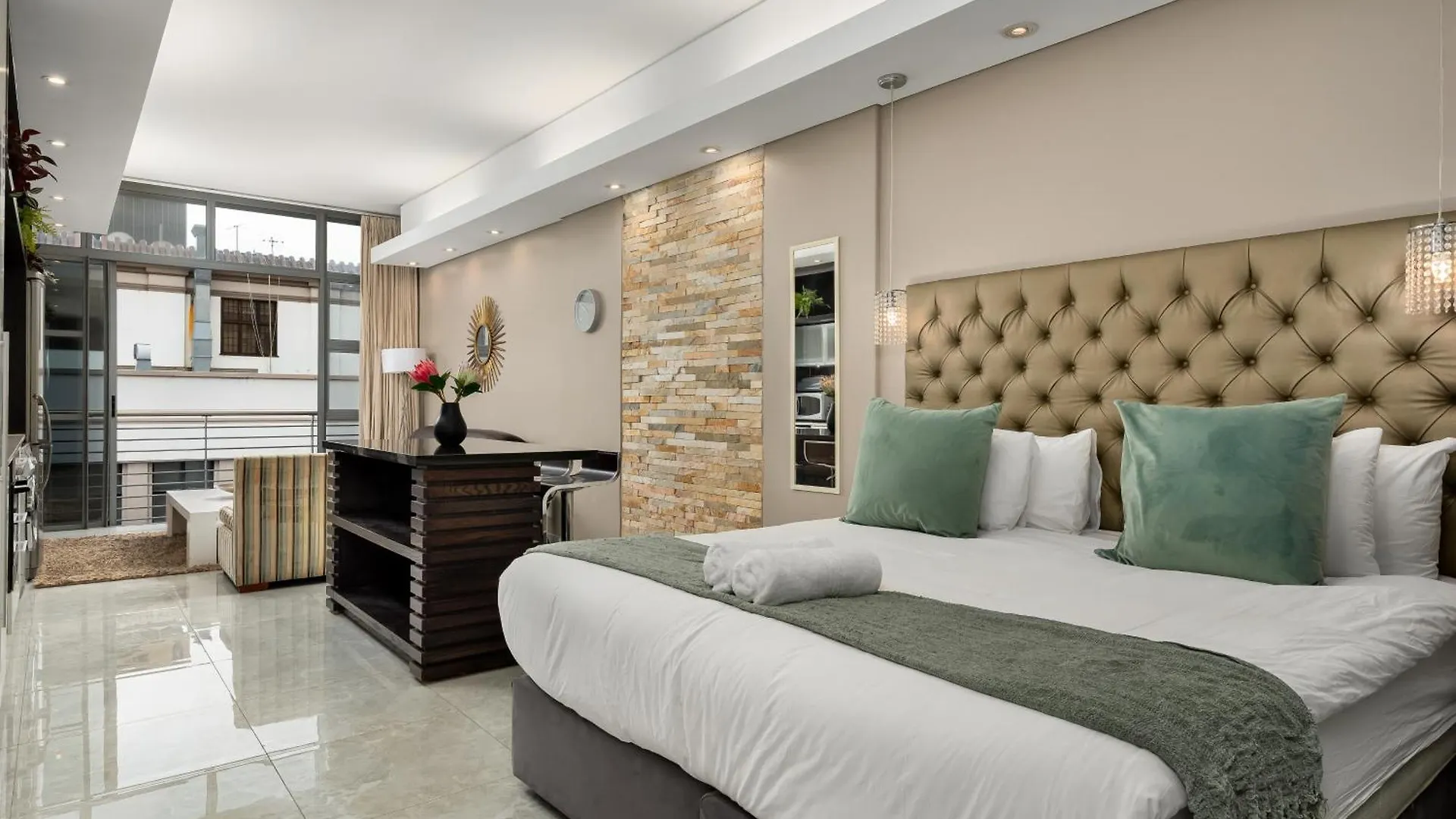Beautiful Apartment With Pool, Parking And King Bed In Historic Cape Town City Centre