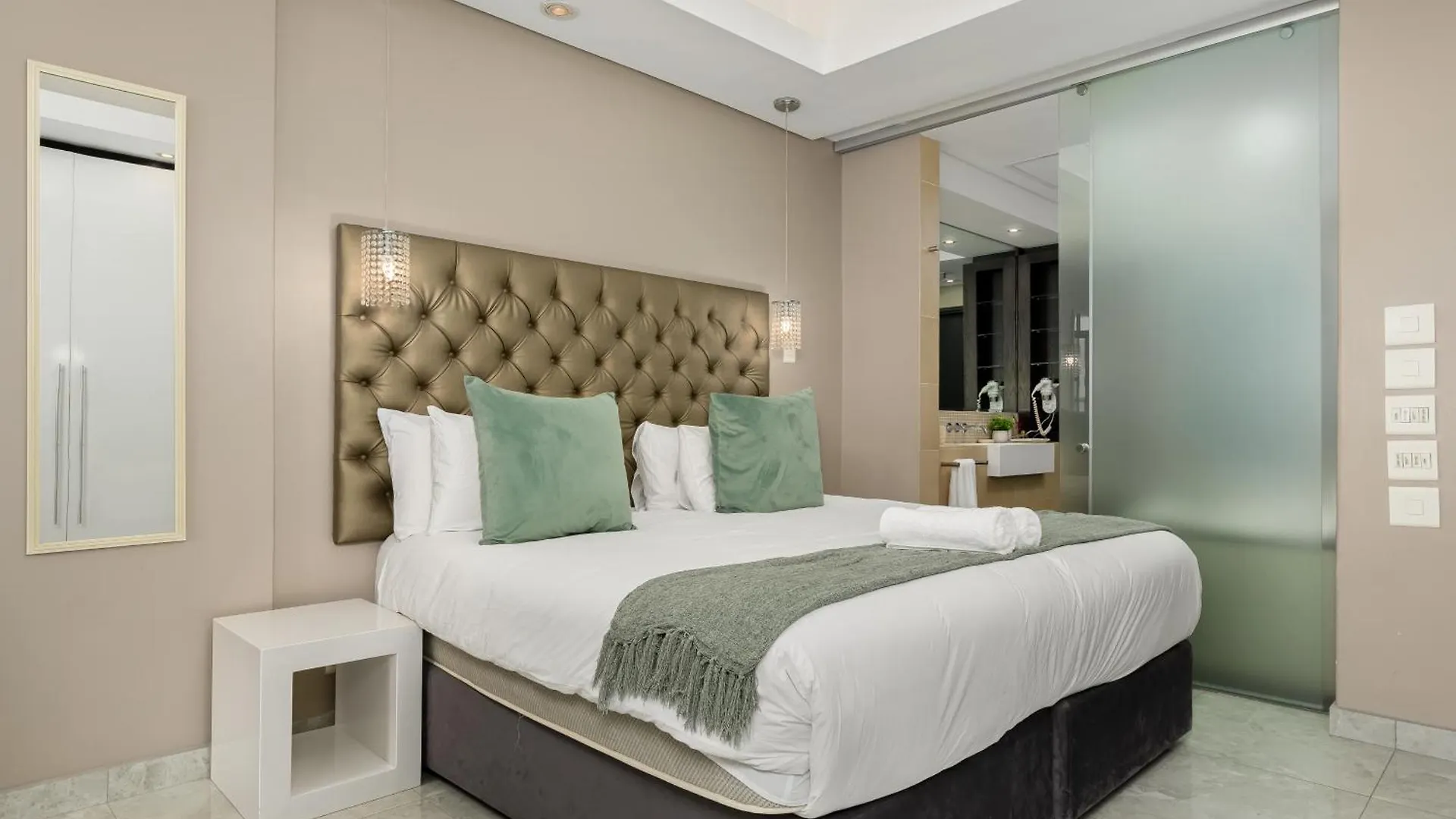 Beautiful Apartment With Pool, Parking And King Bed In Historic Cape Town City Centre