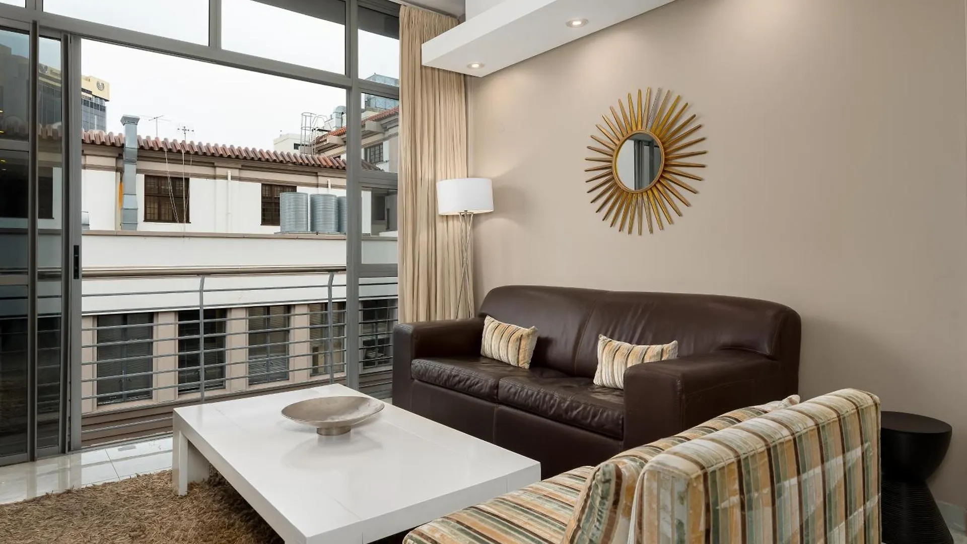Beautiful Apartment With Pool, Parking And King Bed In Historic Cape Town City Centre