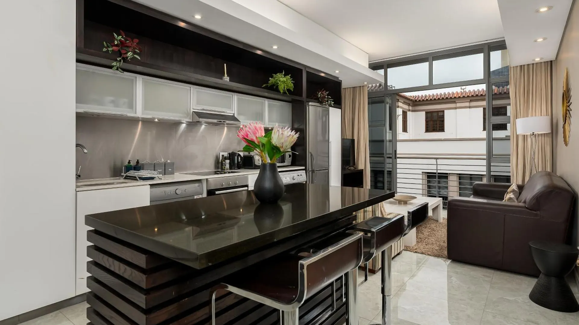 Beautiful Apartment With Pool, Parking And King Bed In Historic Cape Town City Centre