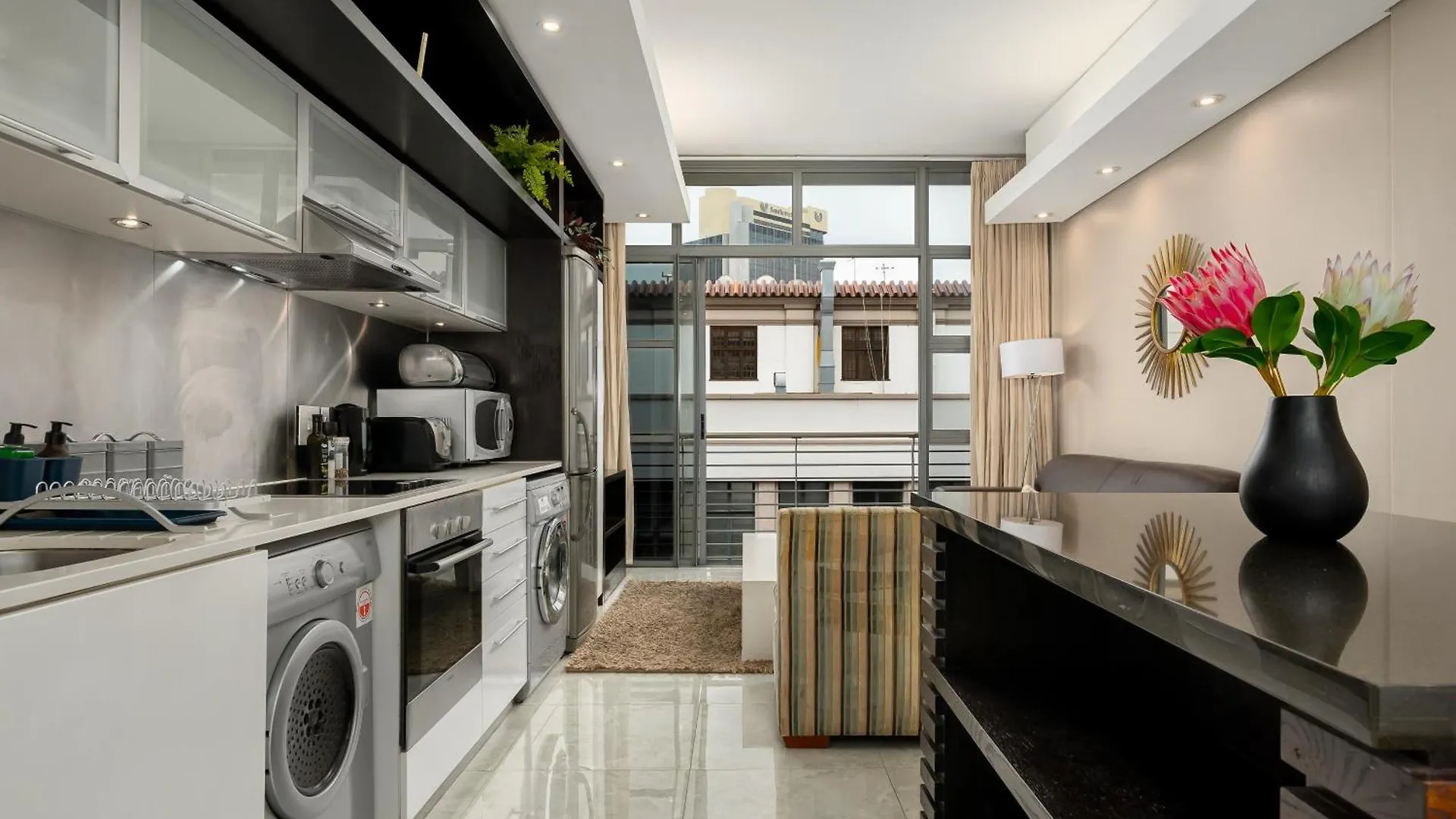 Beautiful Apartment With Pool, Parking And King Bed In Historic Cape Town City Centre