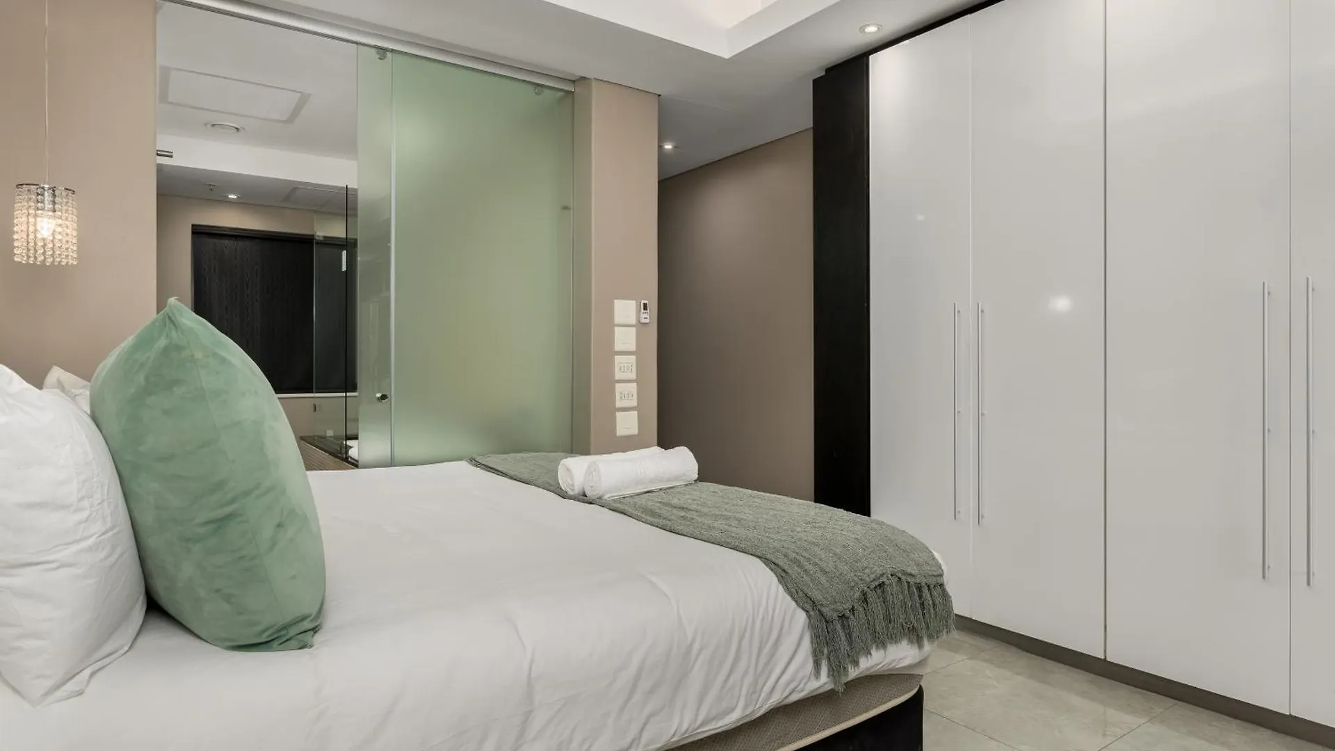 Beautiful Apartment With Pool, Parking And King Bed In Historic Cape Town City Centre
