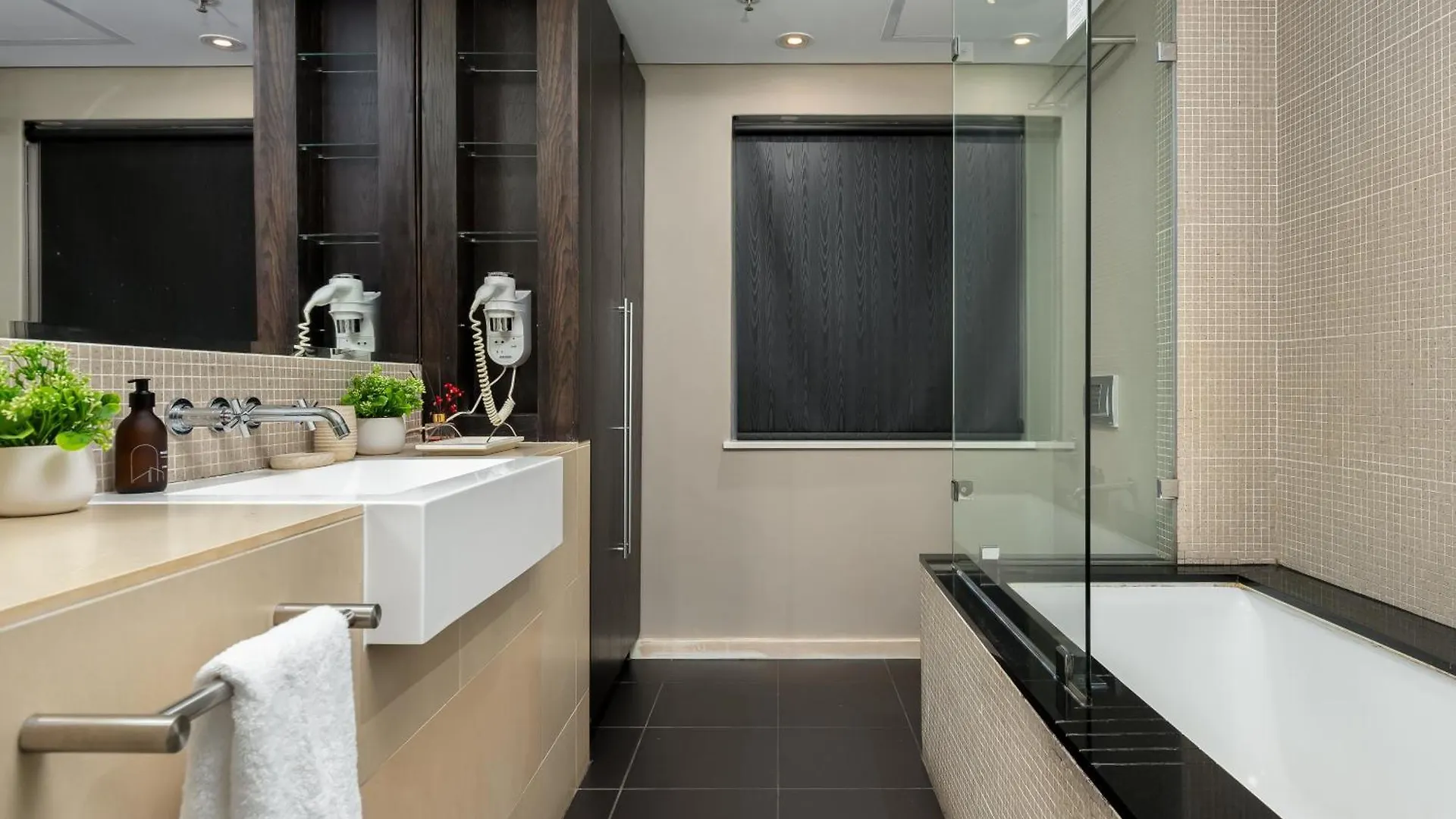 Beautiful Apartment With Pool, Parking And King Bed In Historic Cape Town City Centre